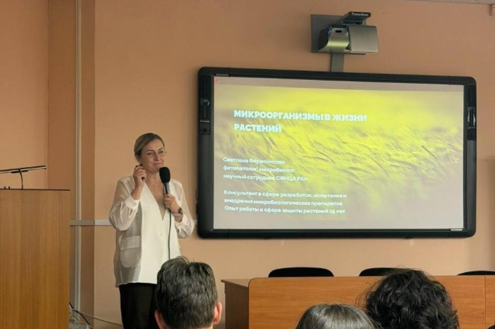 The lecture by scientists from SFSCA RAS “Microorganisms in the life of plants” as part of the 'Science 0+' festival impressed the school kids